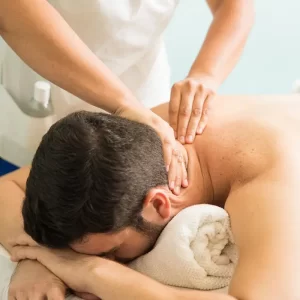 Massagem relaxante para o noivo depois de ver a conta do casamento